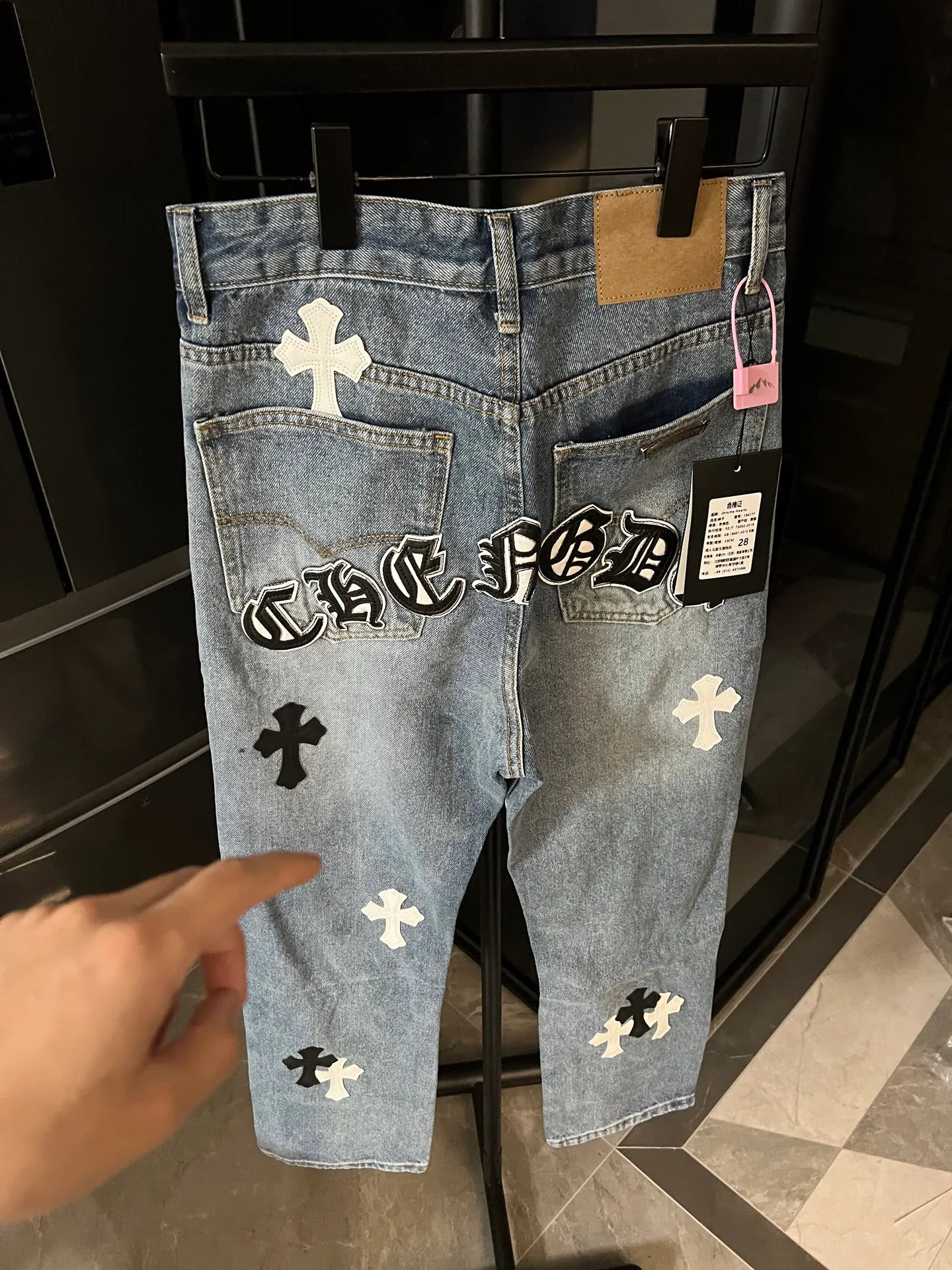 P260 [Next day] Chrome Hearts/Chrome Hearts CH Hong Kong City Limited Series Sanskrit Cross Patch Leather Jeans (Blue) Blue and Black Color - Hong Kong Limited Fashion players, Chrome Hearts Hong Kong City Limited Jeans are now available!  The unique color scheme is like the intertwining of vitality and romance of Hong Kong. The three-dimensional letters between the hips seem to tell the story of the city. The customized hardware, the three-dimensional and thick cross stamens, and the hand-cut leather washers make the details full of luxury.  Handcrafted and made of environmentally friendly materials, comfort and quality coexist. Owning it is not only an outfit, but also a status symbol. Globally limited edition, don’t miss it.  Size: 28 30 32 34 (corresponding to s-xl) Detailed size can be found in Figure 9